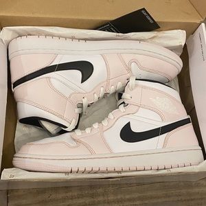 WOMENS AIR JORDAN 1 MID
